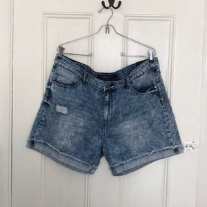 NWT Liverpool Light Wash Denim Shorts size 14
